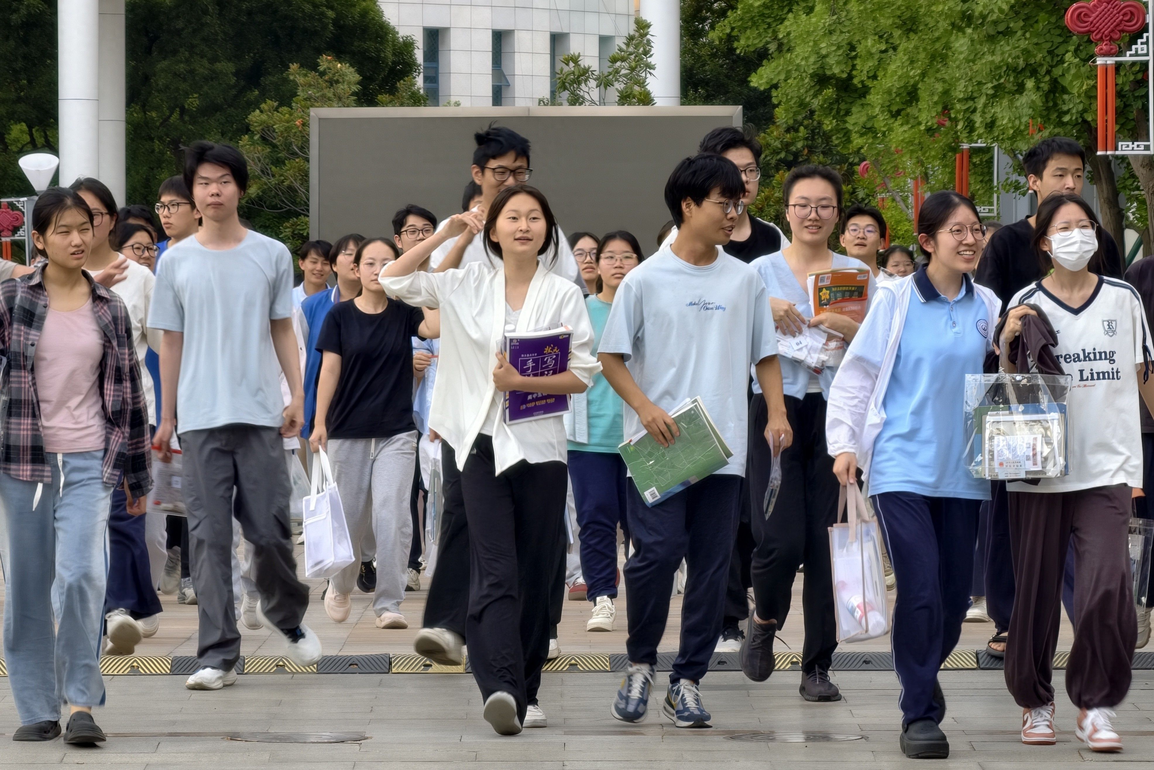 2026河南高考落幕！考生走出考场说出心里话，家长横幅亮了 - 山河大学