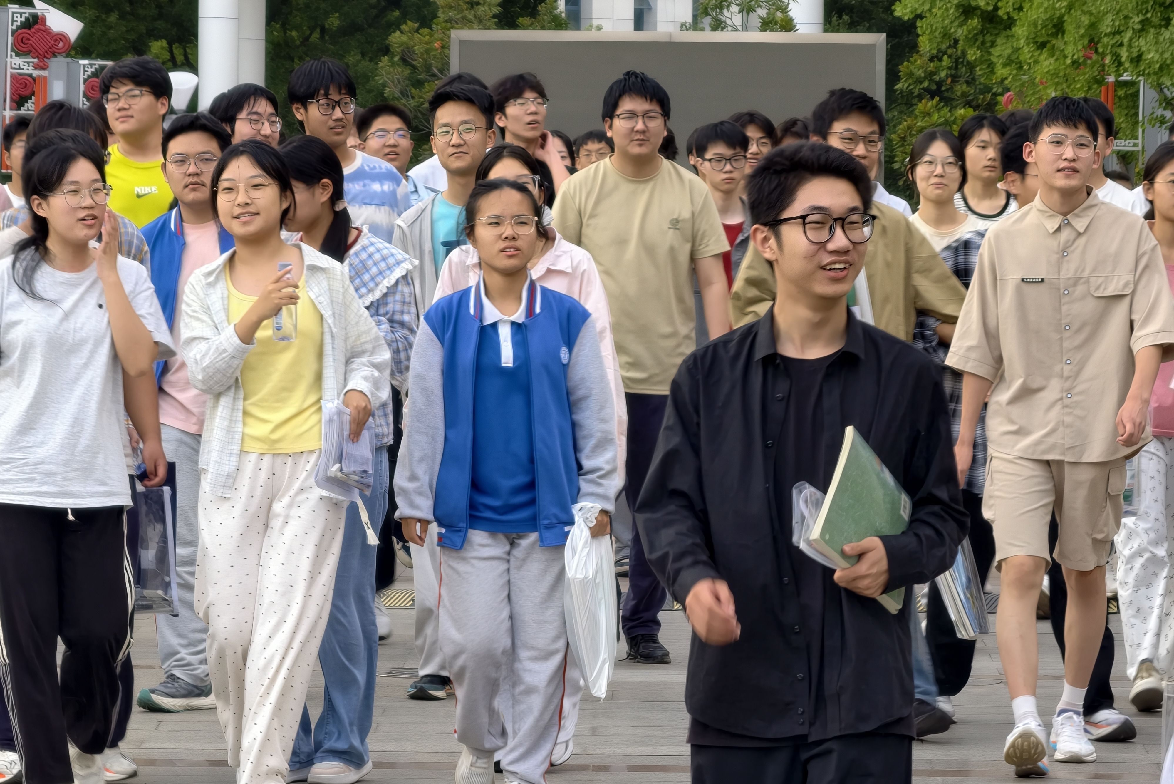 2026河南高考落幕！考生走出考场说出心里话，家长横幅亮了 - 山河大学
