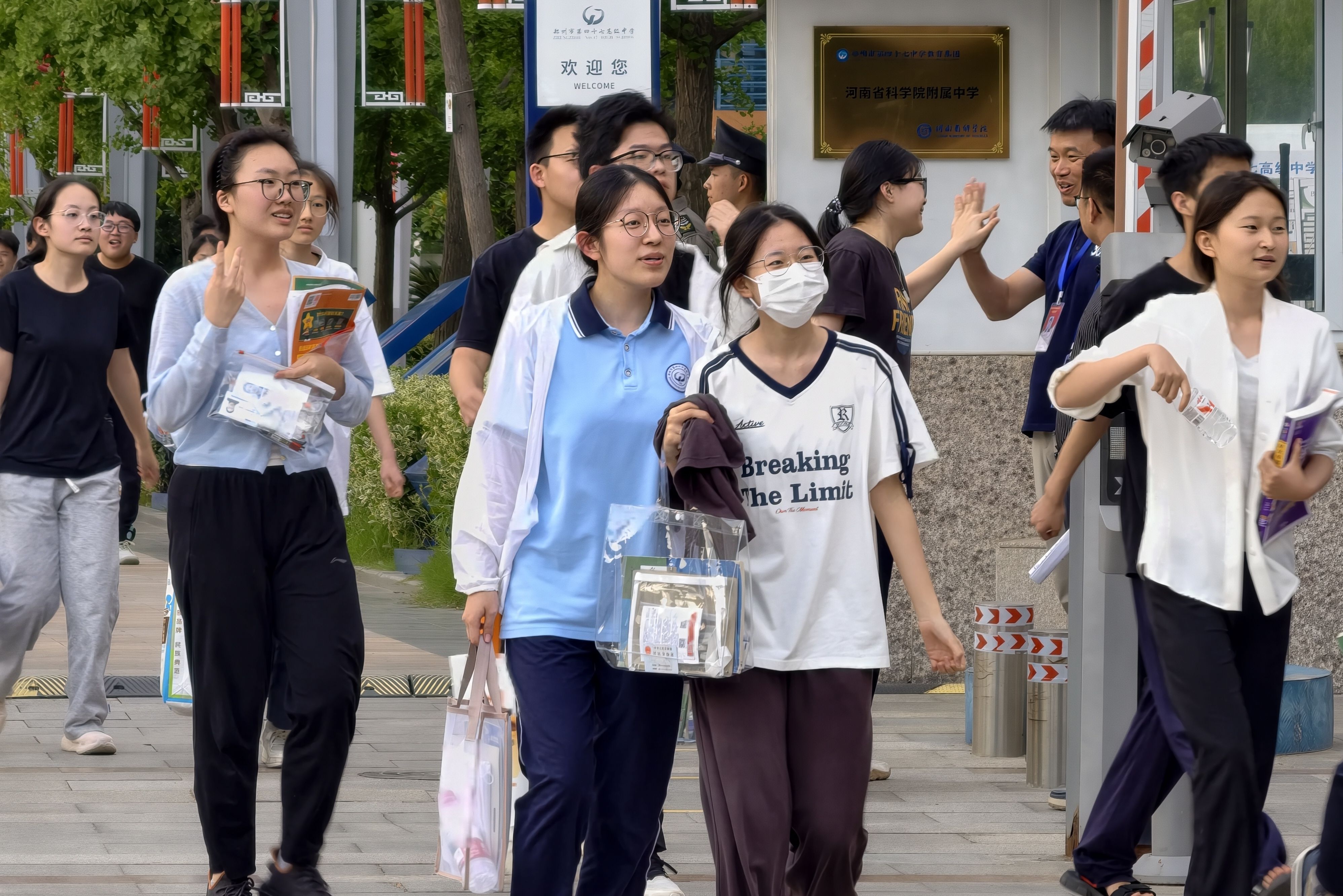 2026河南高考落幕！考生走出考场说出心里话，家长横幅亮了 - 山河大学
